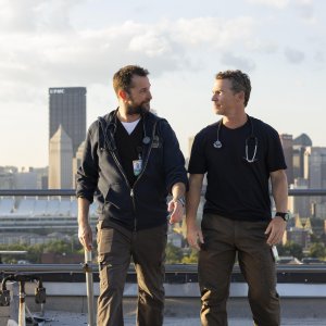 Shawn Hatosy e Noah Wyle sul tetto dell'ospedale