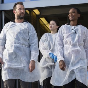 Tracy Ifeachor, Noah Wyle e Isa Briones in un'immagine di The Pitt
