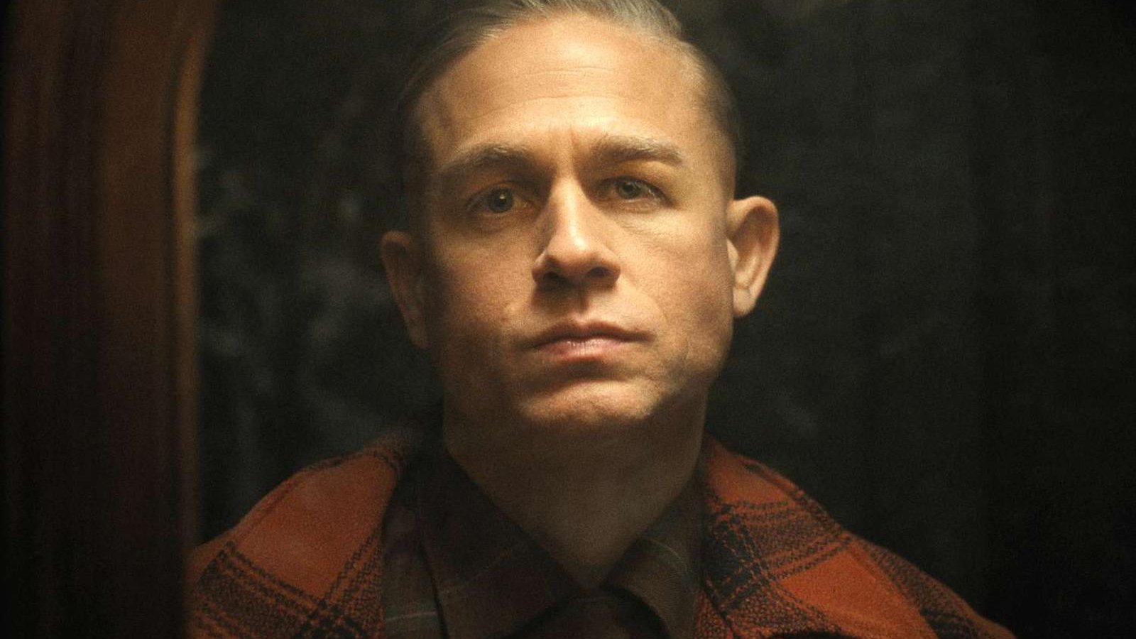 Primo piano di Charlie Hunnam in Monster: The Ed Gein Story