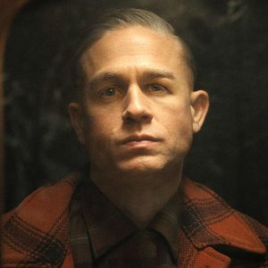 Monster: La storia di Ed Gein: Charlie Hunnam nei panni del killer Ed Gein