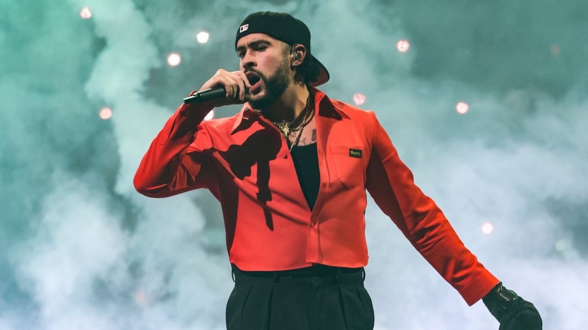 Trump, i suoi agenti anti immigrazione minacciano lo show di Bad Bunny al Super Bowl: "Ti deporteremo"