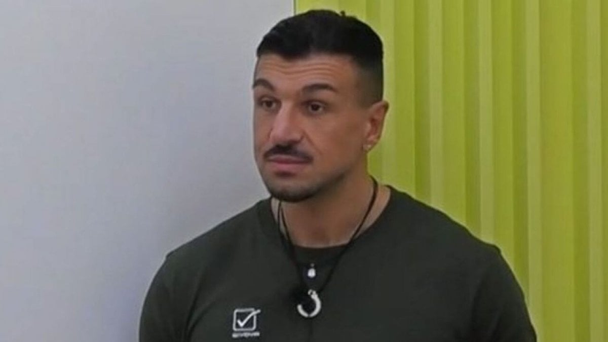 Grande Fratello, Matteo Azzali: l’ex compagna lo stronca sui social “pagliaccio senza rispetto”