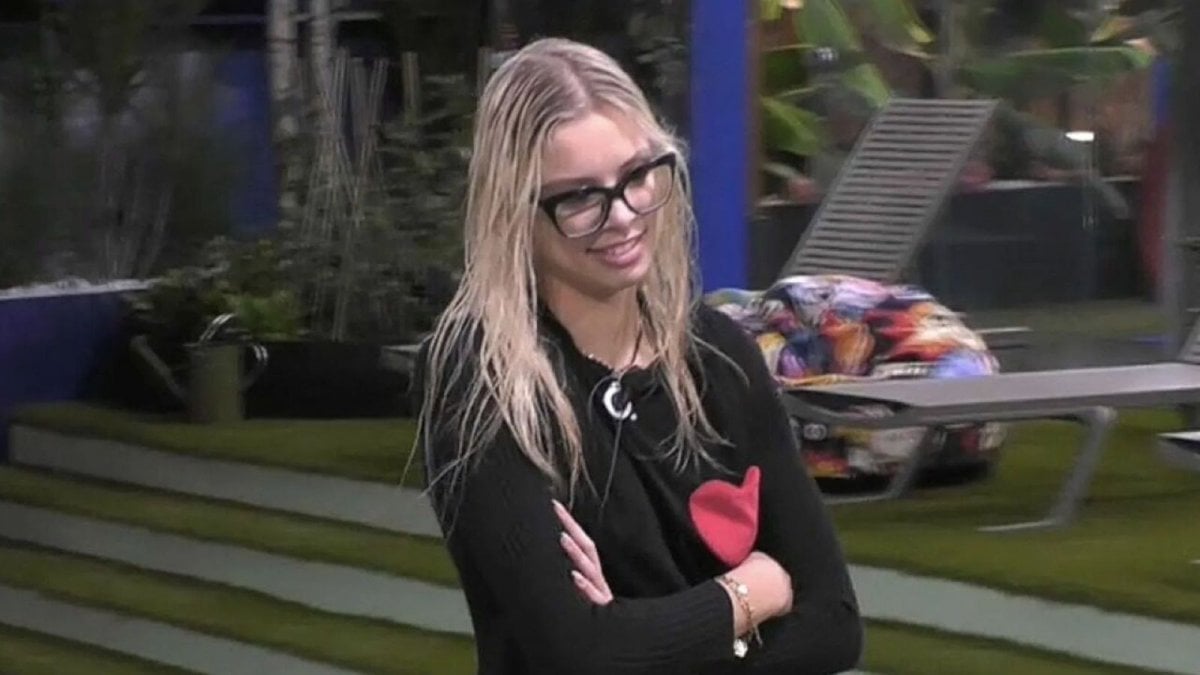 grande fratello richiamo per giulia soponariu canticchiava la parodia su giorgia meloni