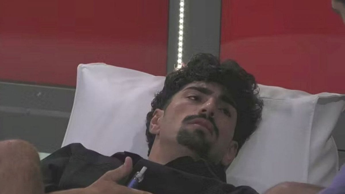 Grande Fratello, paura per Giulio: colpito all’occhio da Benedetta Stocchi nel giardino
