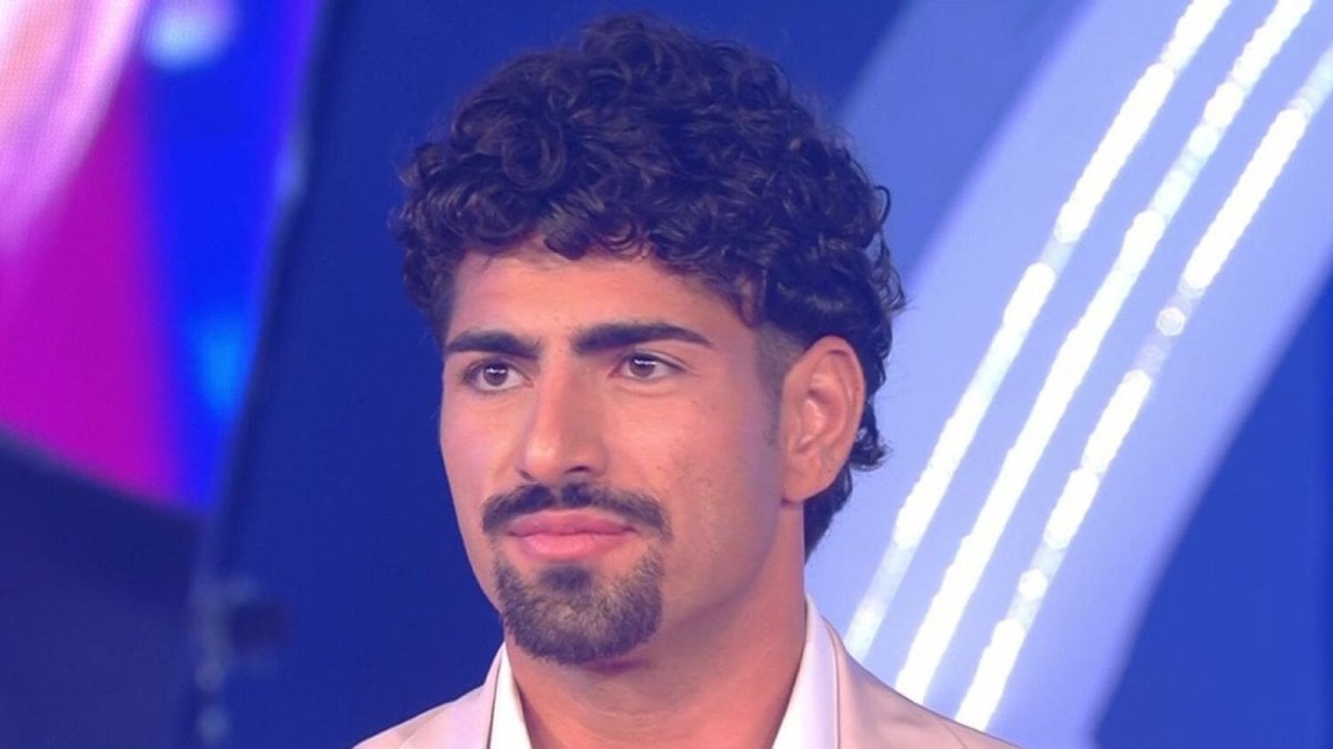 Grande Fratello, Giulio frena con Benedetta: “Non so le interesso davvero o è strategia”