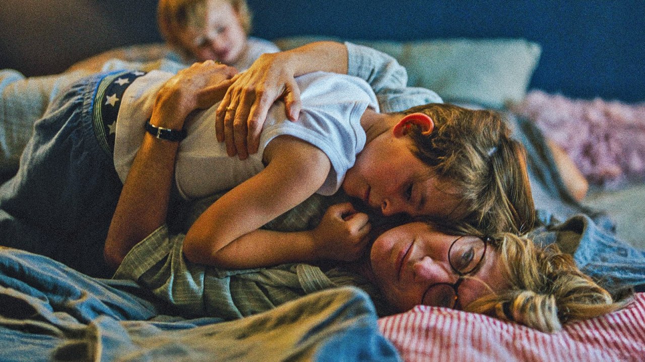 Valeria Bruni Tedeschi al telefono in una scena