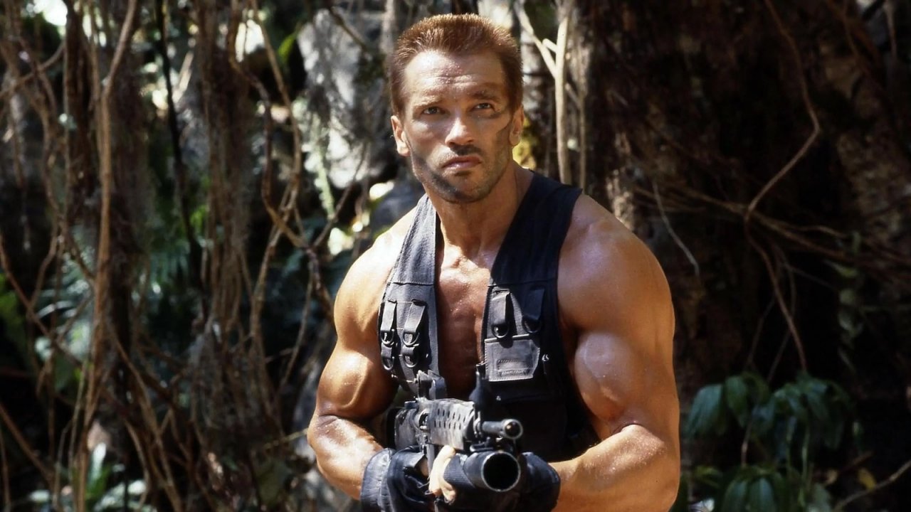 Predator: Arnold Schwarzenegger in una scena