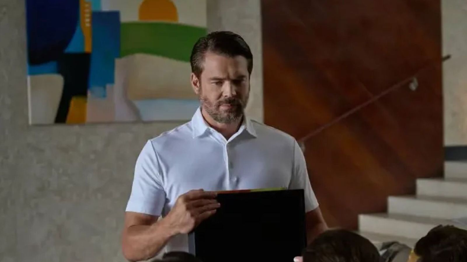 Charlie Weber in una scena di Omicidi a Mystery Island – Il vincitore prende tutto