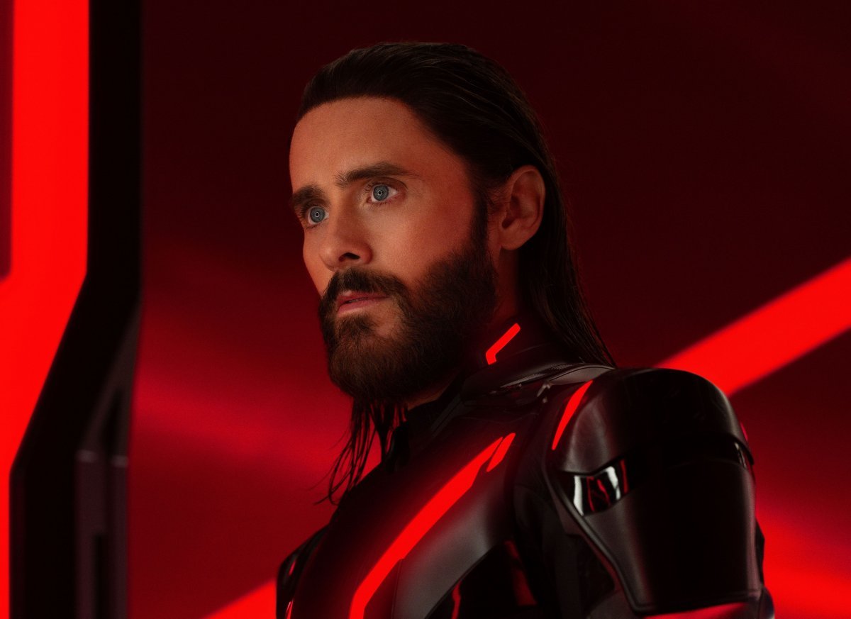 jared leto commenta il suo ruolo in tron ares ero uno stoico samurai artificiale molto efficiente