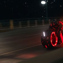 TRON: Ares - La scia luminosa di una moto dei personaggi digitali