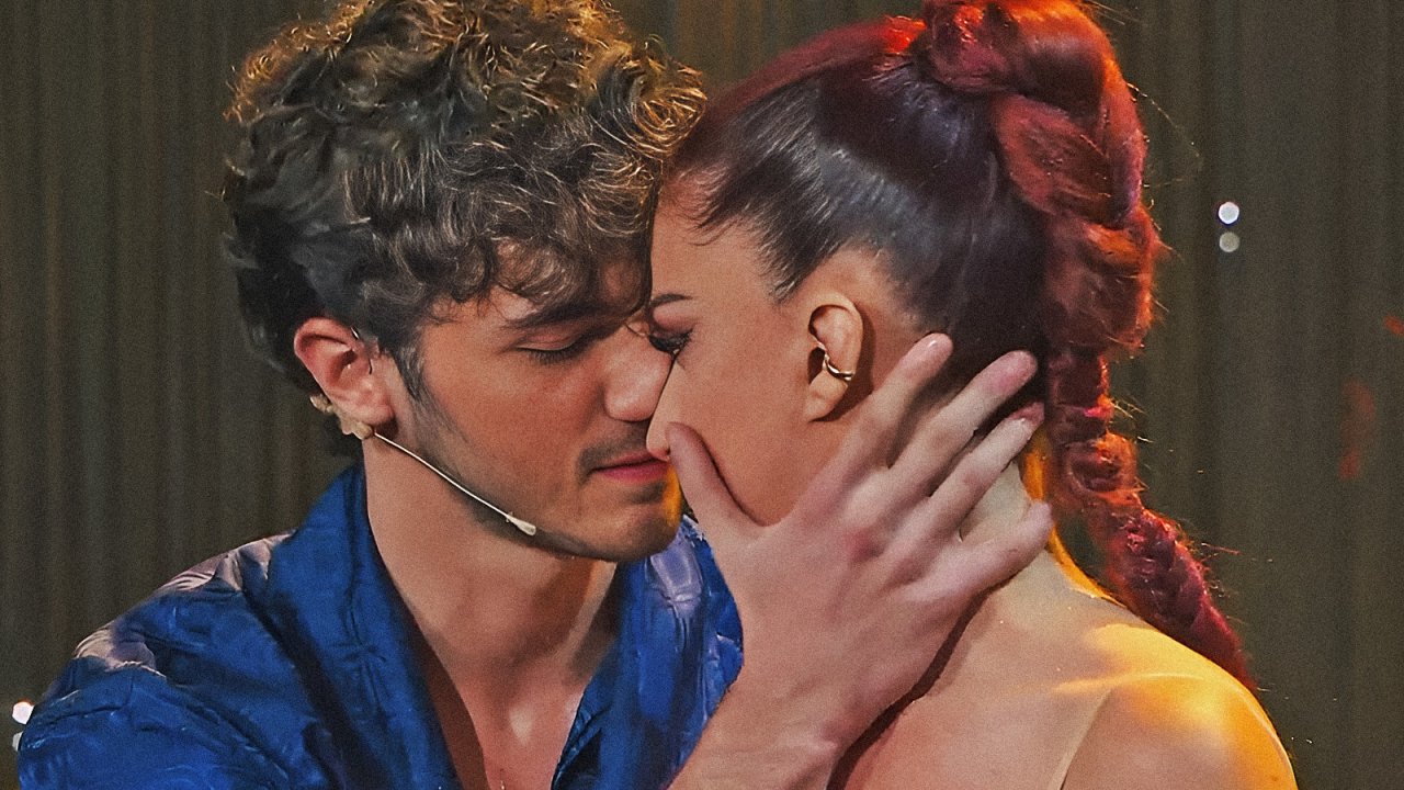 Milly Carlucci con Paolo Belli e Massimiliano Rosolino