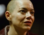 Emma Stone viene rapita e costretta a dire di essere un'aliena nel nuovo trailer di Bugonia