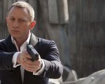 James Bond: Amazon censura i poster rimuovendo le armi, ma cambia idea dopo le reazioni online