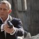 James Bond: Amazon censura i poster rimuovendo le armi, ma cambia idea dopo le reazioni online