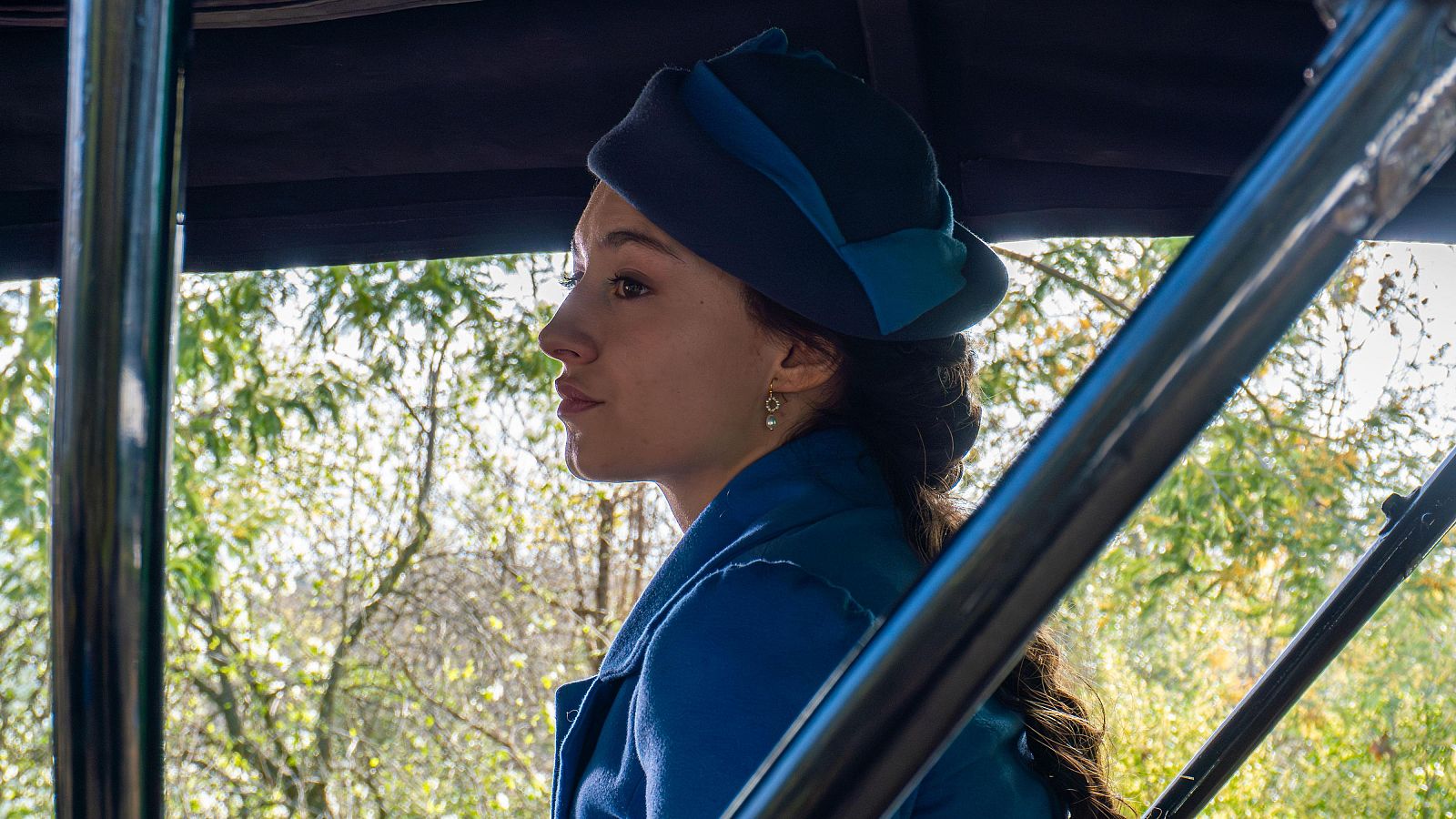 Angela è interpretata da Marta Costa