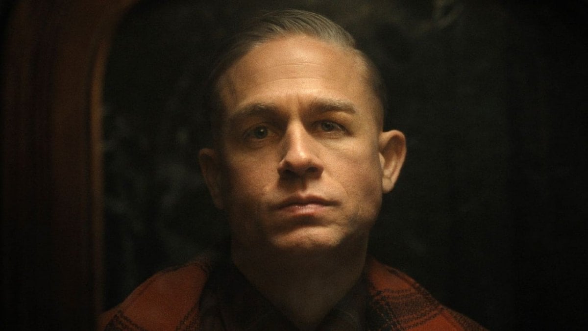 Charlie Hunnam e la voce di un mostro: "Ed Gein fa paura perché umano"