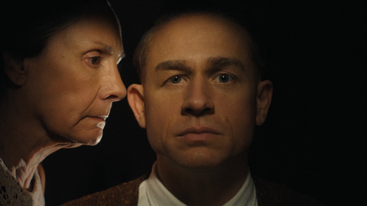 Monster: la storia di Ed Gein, Charlie Hunnam in una scena