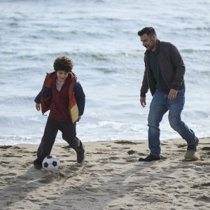 Per te: Edoardo Leo, Javier Francesco Leoni sulla spiaggia