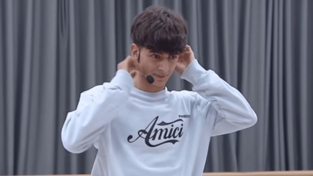 Amici 25: Maria De Filippi trasforma la fragilità di Alex Calu in una lezione di vita