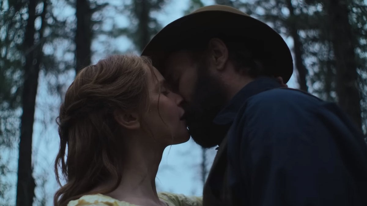 Joel Edgerton e Felicity Jones alle prese con un mondo che sta cambiando nel trailer di Train Dreams