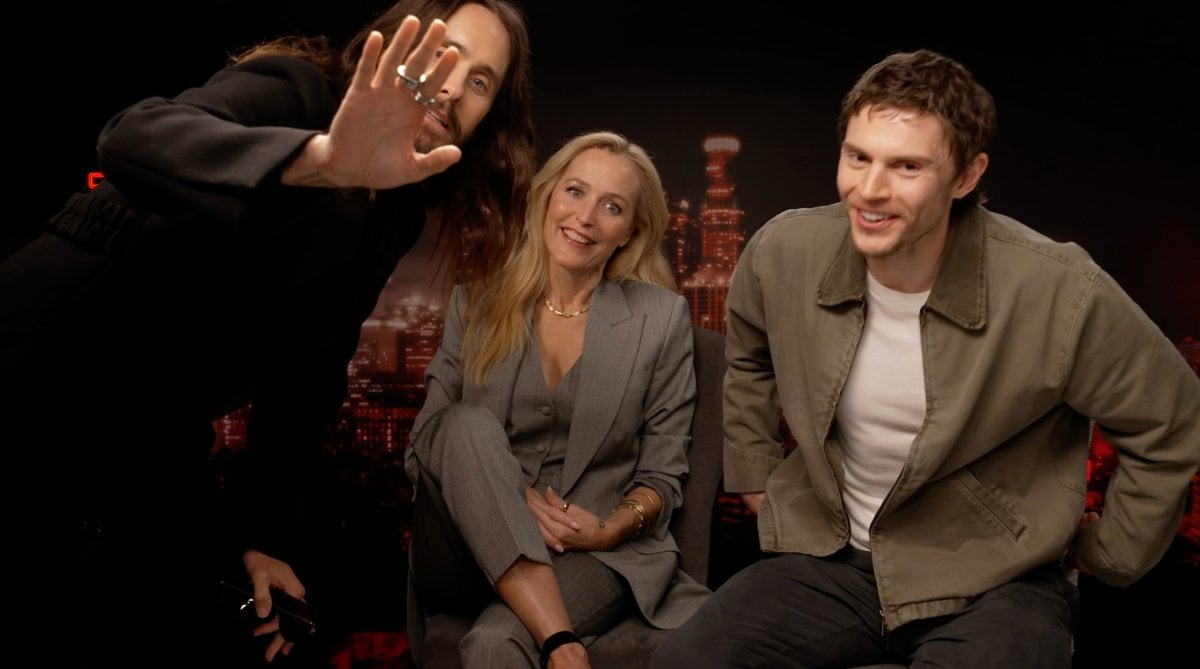 tron ares l intervista a gillian anderson ed evan peters con il fuori programma di jared leto
