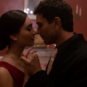 Come Romeo e Giulietta: Mariasole Pollio e Mauro Racanati in una scena romantica