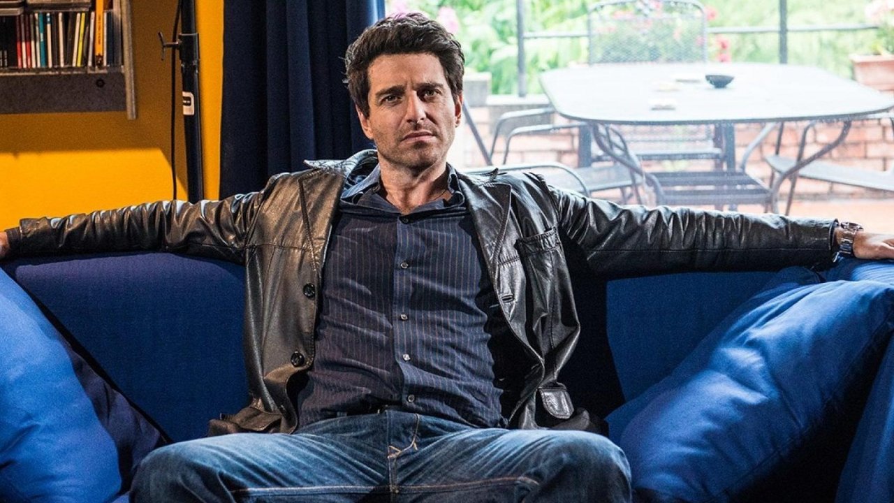 Giampaolo Morelli nei panni di Coliandro