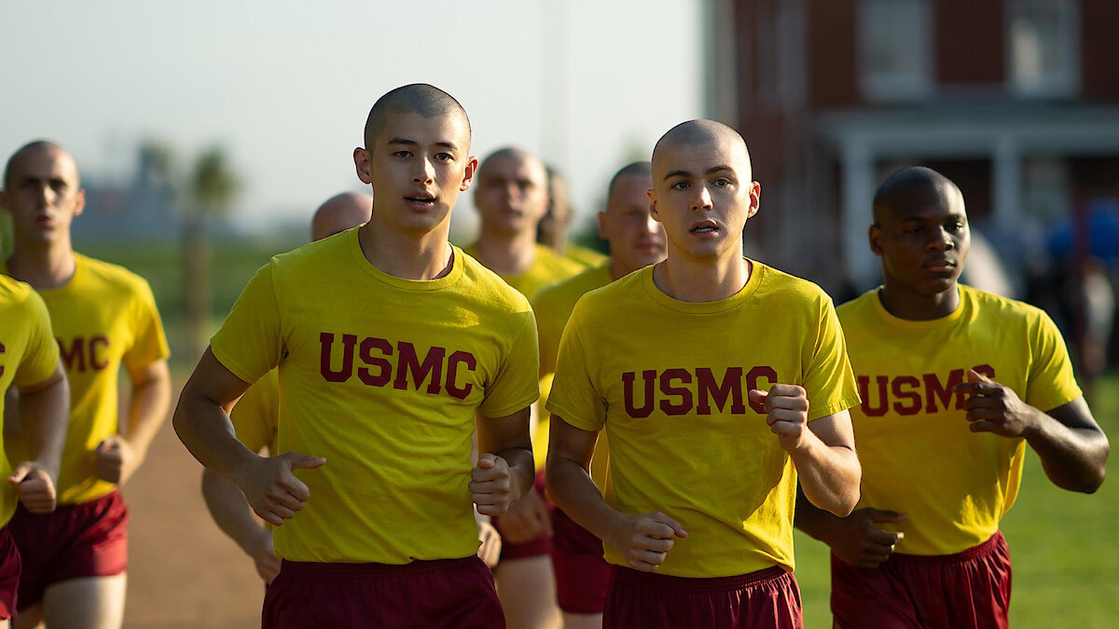 Miles Heizer in una scena di Boots