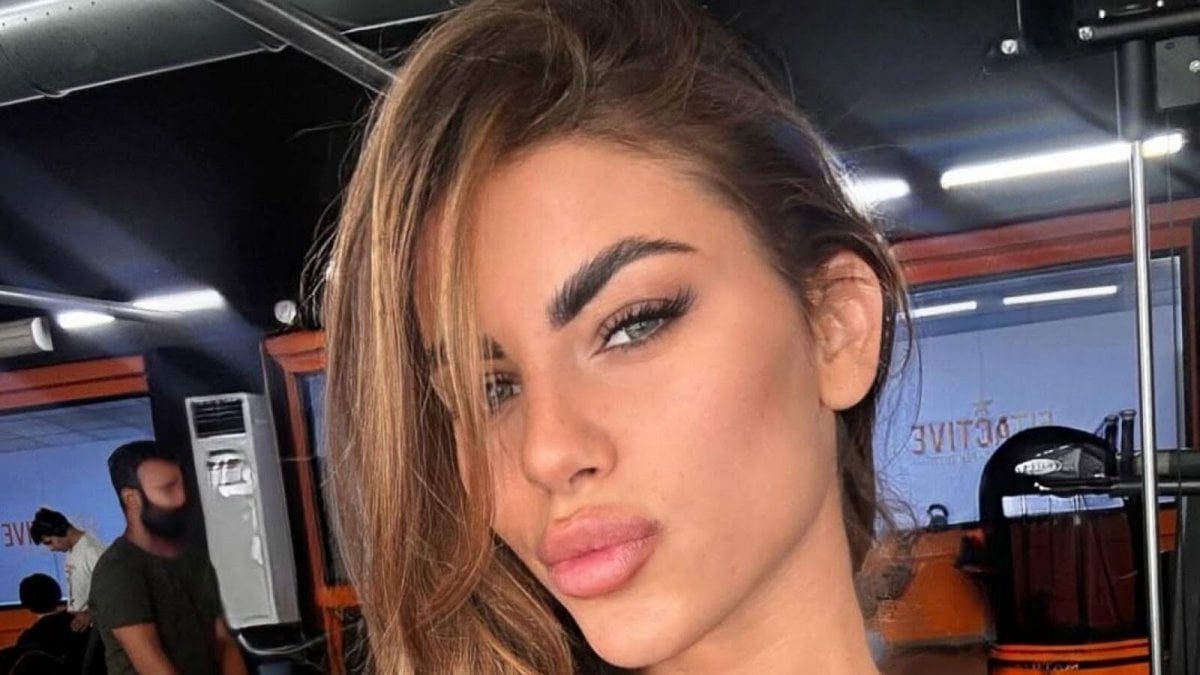 Uomini e Donne: Flavio vicino a Nicole, Martina delusa. Nel parterre Over volano baci e scintille Uomini e Donne: Flavio vicino a Nicole, Martina delusa. Nel parterre Over volano baci e scintille