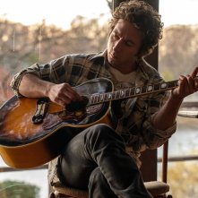 Springsteen: Liberami dal Nulla - Jeremy Allen White con la chitarra
