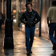 Springsteen: Liberami dal Nulla - Jeremy Allen White cammina per strada