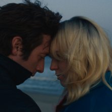 Springsteen: Liberami dal Nulla - Jeremy Allen White in una scena romantica