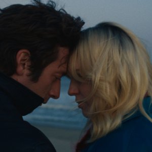 Springsteen: Liberami dal Nulla - Jeremy Allen White in una scena romantica