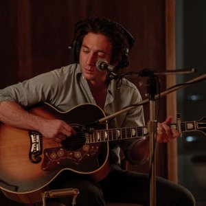 Springsteen: Liberami dal Nulla - Jeremy Allen White nello studio di registrazione