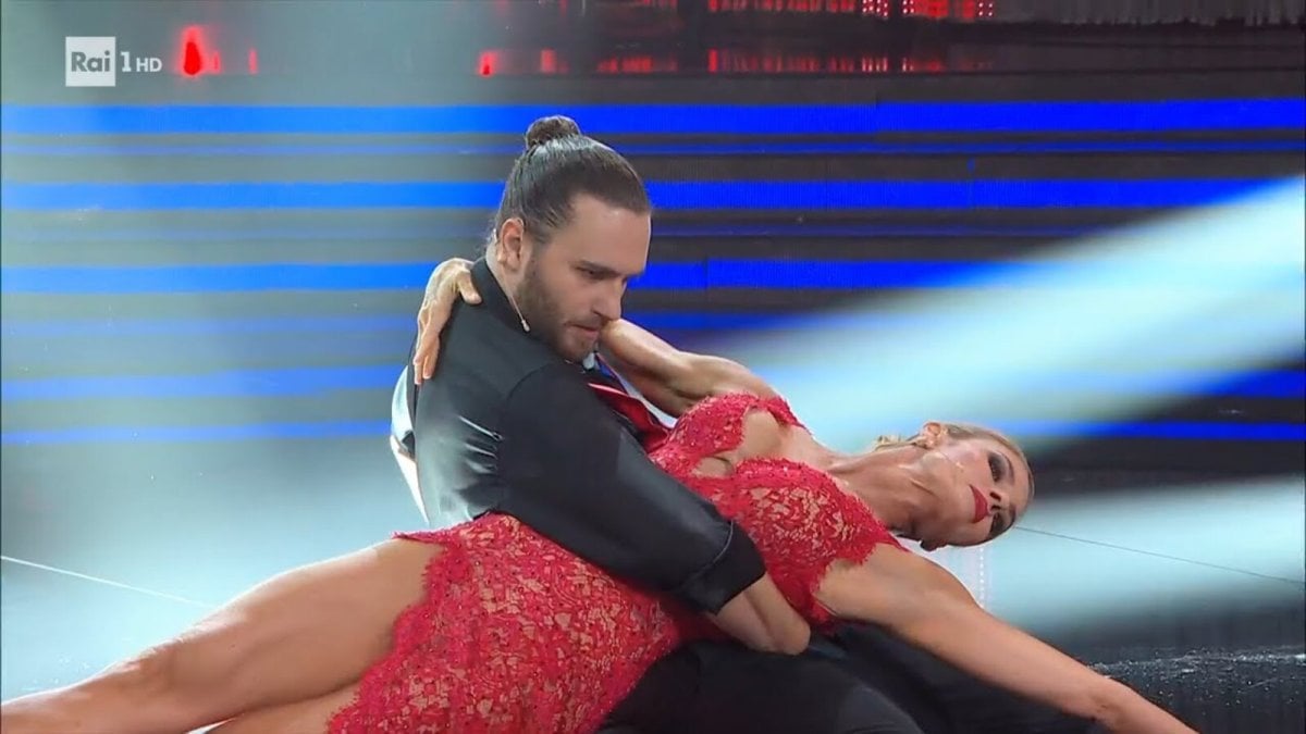 ballando con le stelle stravolge l orario stasera su rai 1 si comincia tardissimo si finisce a notte fonda