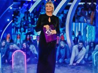 Il Grande Fratello come Weekend con il Morto: Simona Ventura fa deambulare un format che non sta più in piedi