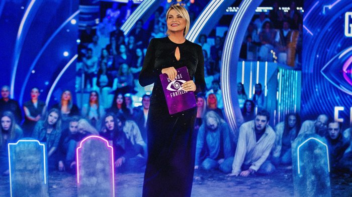 Il Grande Fratello come Weekend con il Morto: Simona Ventura fa deambulare un format che non sta più in piedi