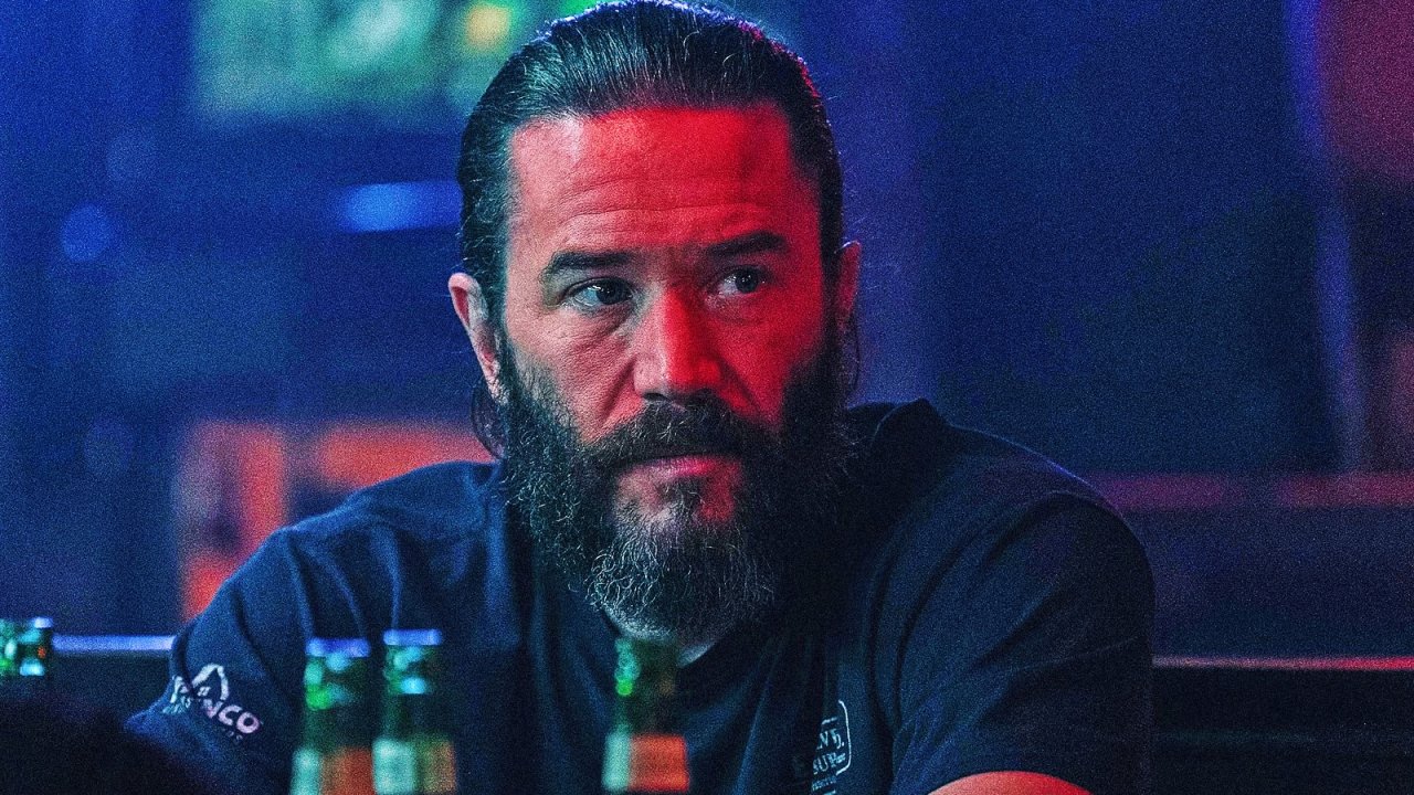 Un'immagine di Tom Pelphrey in Task