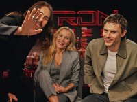 Tron: Ares, l'intervista a Gillian Anderson ed Evan Peters (con il fuori programma di Jared Leto!)