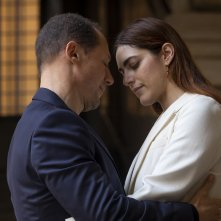 Amata: Miriam Leone, Stefano Accorsi in un tenero abbraccio