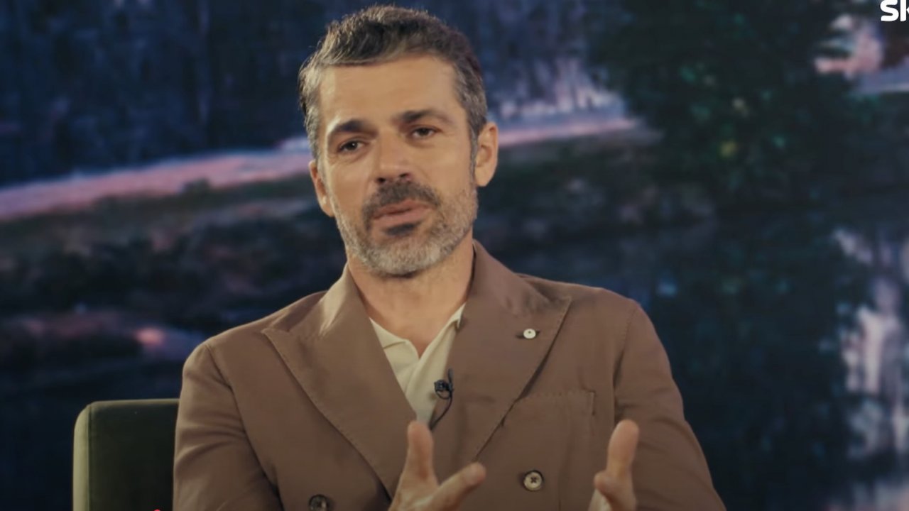 Call My Agent - Italia 3, Luca Argentero in una scena