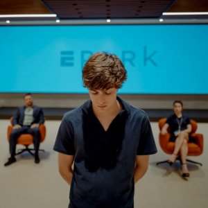 Squali: Lorenzo Zurzolo in una scena