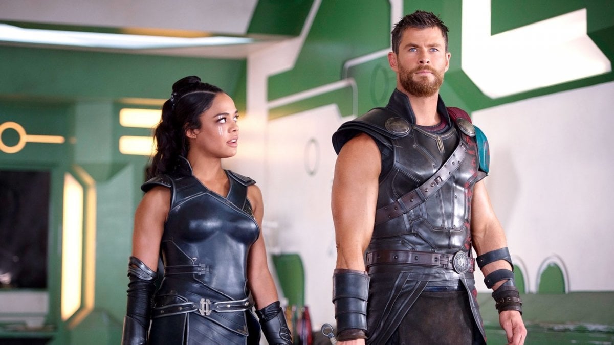 Tessa Thompson rivela: "Chris Hemsworth? È un bambino con i muscoli!" Tessa Thompson rivela: "Chris Hemsworth? È un bambino con i muscoli!"