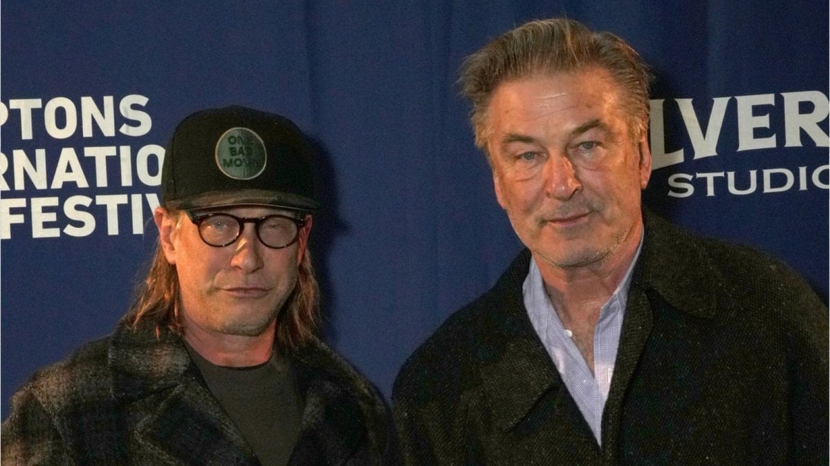 Alec Baldwin, brutto incidente col fratello Stephen: la loro auto finisce contro un albero negli Hamptons Alec Baldwin, brutto incidente col fratello Stephen: la loro auto finisce contro un albero negli Hamptons