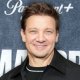 Jeremy Renner sarà la voce narrante di Stardust Future: Stars and Scars, film realizzato interamente con l'IA