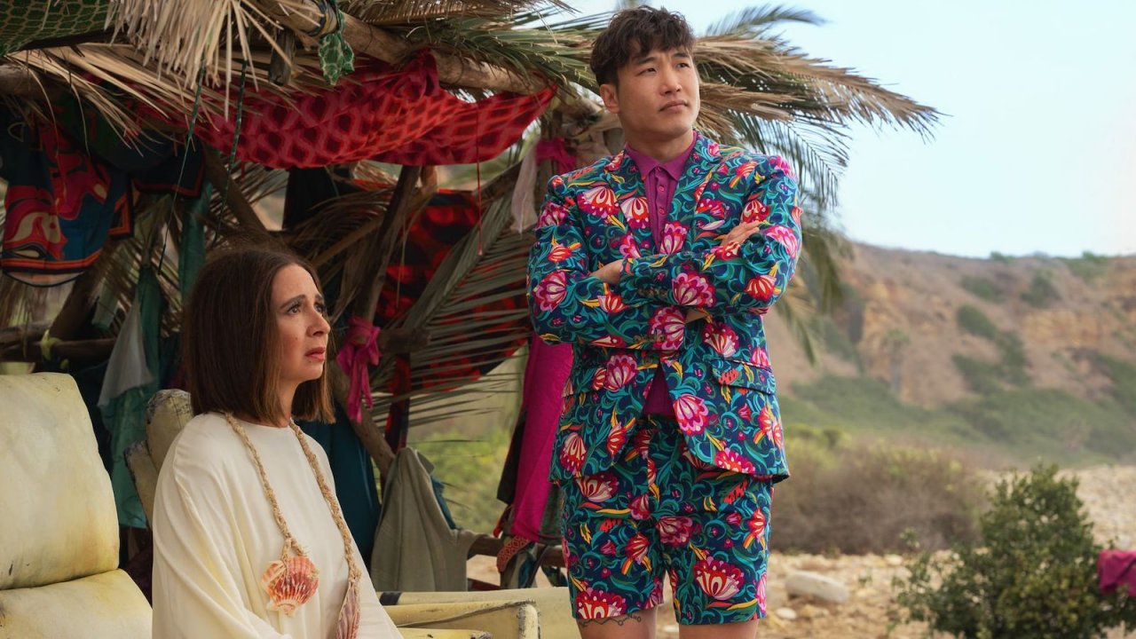 Maya Rudolph e Joel Kim Booster in una scena di Loot 3