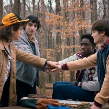 Stranger Things: i protagonisti in una scena corale