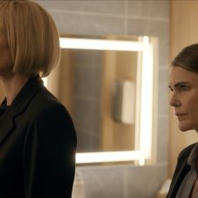 Keri Russell e Allison Janney allo specchio in The Diplomat 3