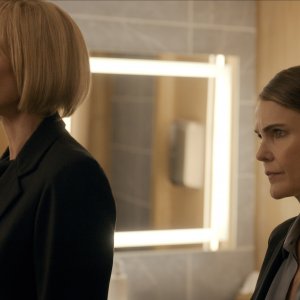 Keri Russell e Allison Janney allo specchio in The Diplomat 3