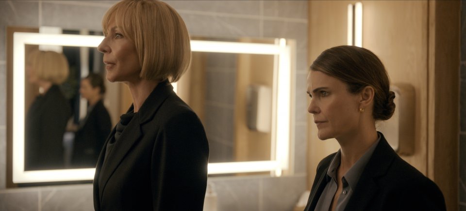 The Diplomat Keri Russell Allison Janney Allo Specchio Scena Terza Stagione Serie Tv Netflix